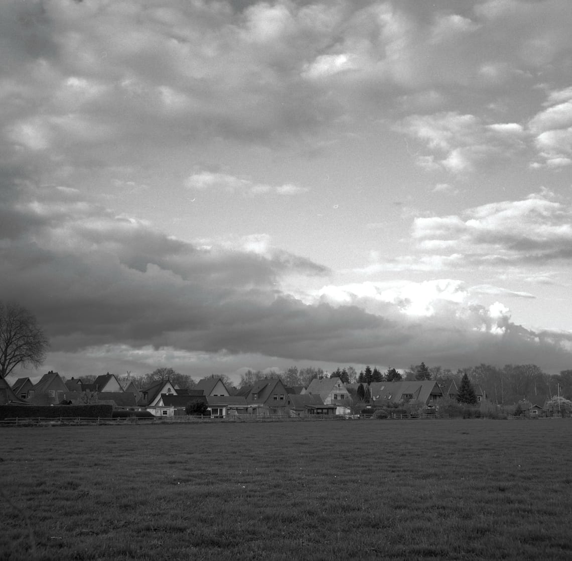 0304 Siedlung unter Wolken