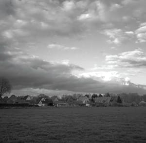 0304 Siedlung unter Wolken