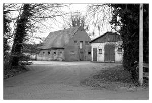 0438 Hinterhof einer bäuerlichen Siedlung